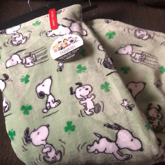 Peanuts SNOOPY St. Patrick’s Day Throw Blanket - Picture 8 of 8
